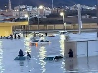 Potret Banjir Terjang Madinah Arab Saudi, Mobil Terendam-Jalan Lumpuh