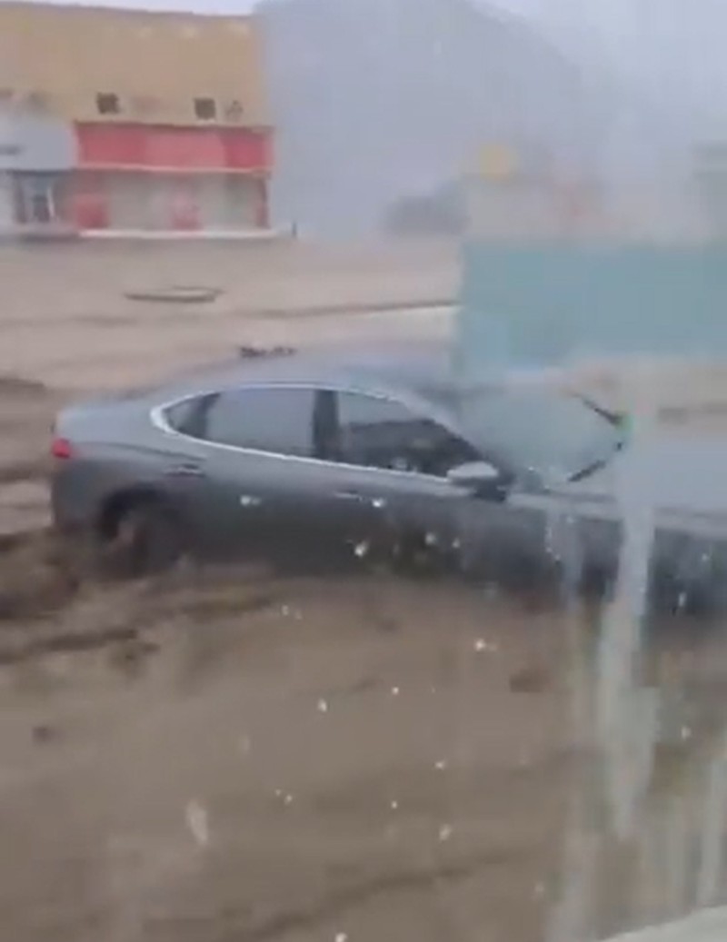 Banjir Bandang Arab Saudi. (Tangkapan Layar x/ @alhijaz21) Banjir Bandang Arab Saudi. (Tangkapan Layar x/ @alhijaz21)