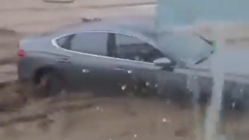 Banjir Bandang Arab Saudi. (Tangkapan Layar x/ @alhijaz21)