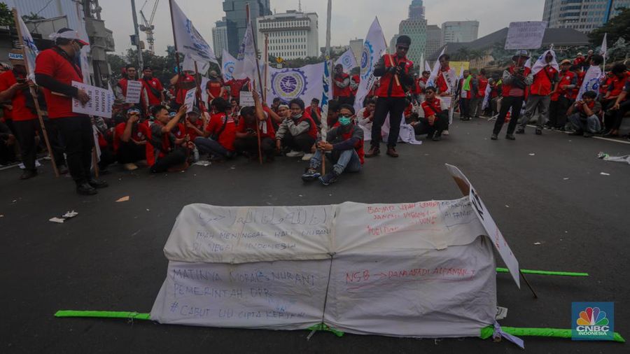 Buruh melakukan aksi unjuk rasa untuk memperingati May Day di kawasan Patung Kuda, Monas, Jakarta, Rabu (1/5/2024). (CNBC Indonesia/Faisal Rahman)
