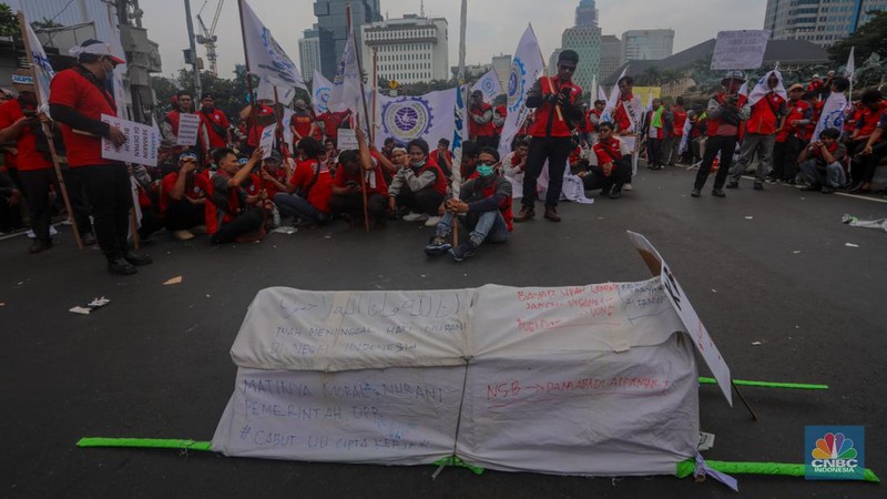 Buruh melakukan aksi unjuk rasa untuk memperingati May Day di kawasan Patung Kuda, Monas, Jakarta, Rabu (1/5/2024). (CNBC Indonesia/Faisal Rahman)