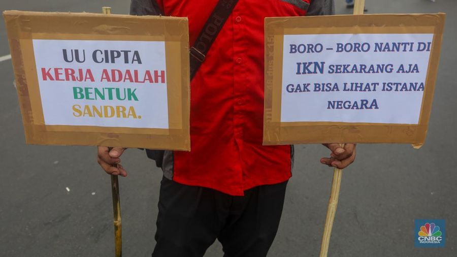 Buruh melakukan aksi unjuk rasa untuk memperingati May Day di kawasan Patung Kuda, Monas, Jakarta, Rabu (1/5/2024). (CNBC Indonesia/Faisal Rahman)