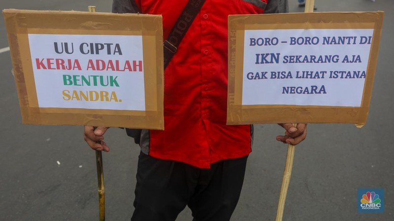 Buruh melakukan aksi unjuk rasa untuk memperingati May Day di kawasan Patung Kuda, Monas, Jakarta, Rabu (1/5/2024). (CNBC Indonesia/Faisal Rahman)