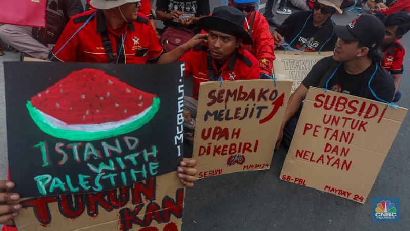 Buruh melakukan aksi unjuk rasa untuk memperingati May Day di kawasan Patung Kuda, Monas, Jakarta, Rabu (1/5/2024). (CNBC Indonesia/Faisal Rahman)