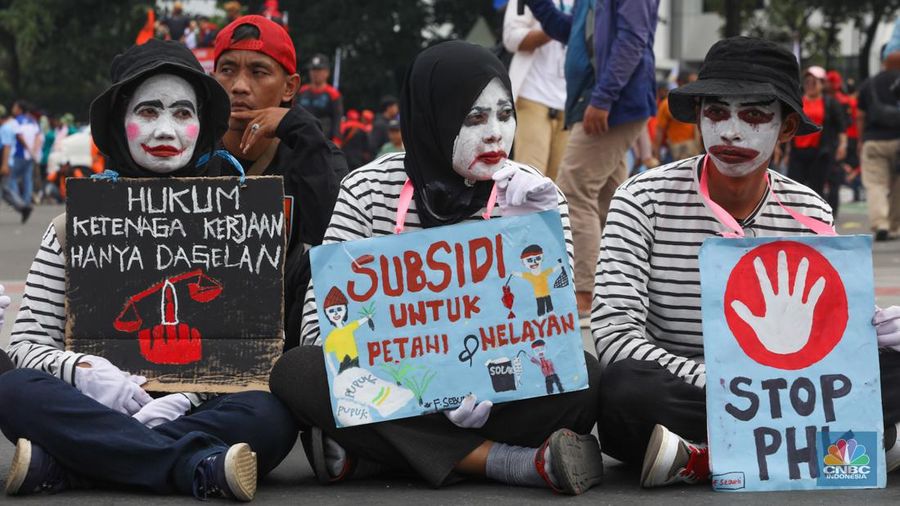Buruh melakukan aksi unjuk rasa untuk memperingati May Day di kawasan Patung Kuda, Monas, Jakarta, Rabu (1/5/2024). (²©²ÊÍøÕ¾/Faisal Rahman)