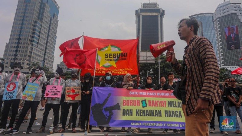 Buruh melakukan aksi unjuk rasa untuk memperingati May Day di kawasan Patung Kuda, Monas, Jakarta, Rabu (1/5/2024). (CNBC Indonesia/Faisal Rahman)