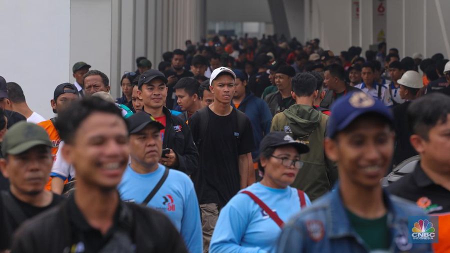 Buruh menghadiri acrara May Day Fiesta di Stadion Madya, Jakarta, Rabu (1/5/2024). (CNBC Indonesia/Faisal Rahman)