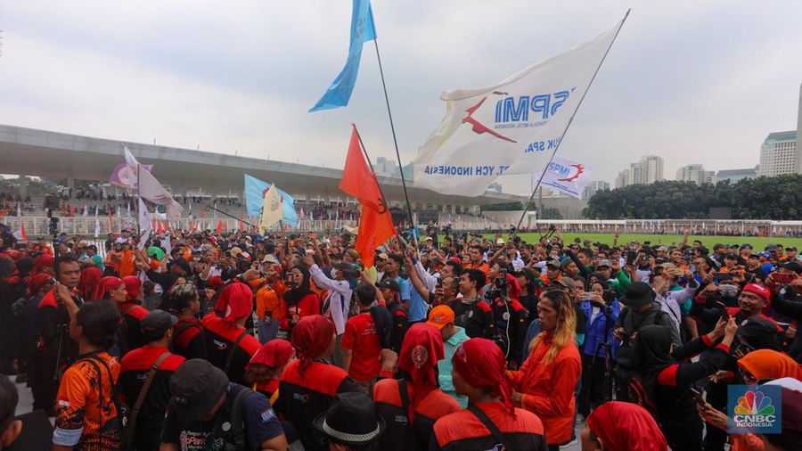 Buruh menghadiri acrara May Day Fiesta di Stadion Madya, Jakarta, Rabu (1/5/2024). (CNBC Indonesia/Faisal Rahman)