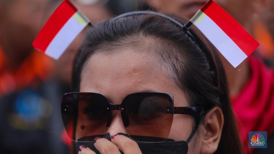 Buruh menghadiri acrara May Day Fiesta di Stadion Madya, Jakarta, Rabu (1/5/2024). (CNBC Indonesia/Faisal Rahman)
