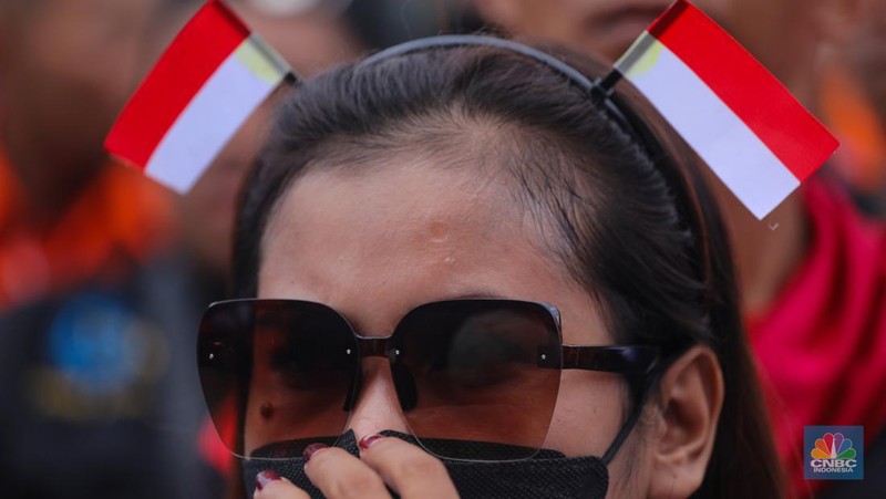 Buruh menghadiri acrara May Day Fiesta di Stadion Madya, Jakarta, Rabu (1/5/2024). (CNBC Indonesia/Faisal Rahman)