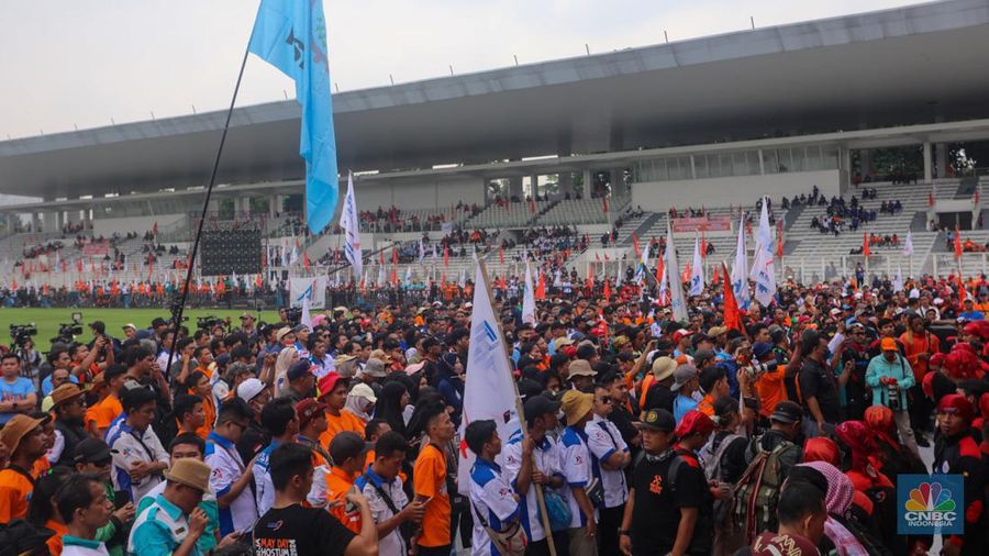 Buruh menghadiri acrara May Day Fiesta di Stadion Madya, Jakarta, Rabu (1/5/2024). (CNBC Indonesia/Faisal Rahman)