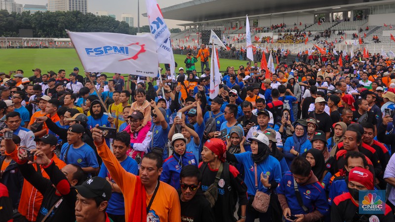 Buruh menghadiri acrara May Day Fiesta di Stadion Madya, Jakarta, Rabu (1/5/2024). (CNBC Indonesia/Faisal Rahman) Buruh menghadiri acrara May Day Fiesta di Stadion Madya, Jakarta, Rabu (1/5/2024). (CNBC Indonesia/Faisal Rahman)