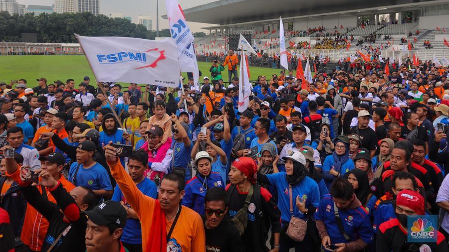 Buruh menghadiri acrara May Day Fiesta di Stadion Madya, Jakarta, Rabu (1/5/2024). (²©²ÊÍøÕ¾/Faisal Rahman)
