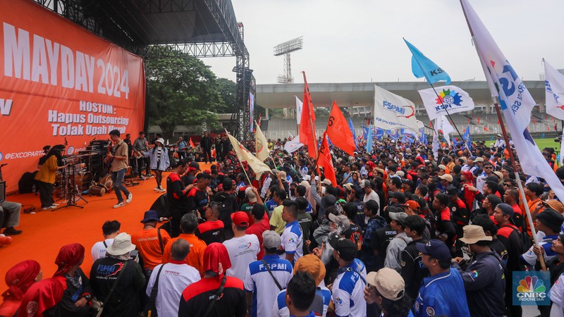 Buruh menghadiri acrara May Day Fiesta di Stadion Madya, Jakarta, Rabu (1/5/2024). (CNBC Indonesia/Faisal Rahman) Buruh menghadiri acrara May Day Fiesta di Stadion Madya, Jakarta, Rabu (1/5/2024). (CNBC Indonesia/Faisal Rahman)
