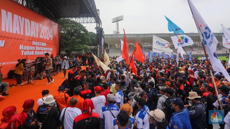 Buruh menghadiri acrara May Day Fiesta di Stadion Madya, Jakarta, Rabu (1/5/2024). (CNBC Indonesia/Faisal Rahman)