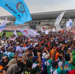 Potret Lautan Buruh Berpesta di Stadion Madya Usai Demo di Patung Kuda