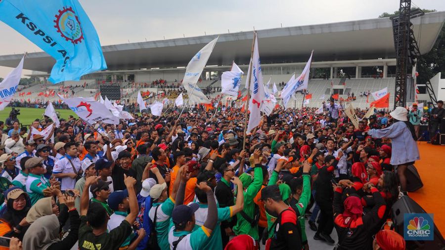 Buruh menghadiri acrara May Day Fiesta di Stadion Madya, Jakarta, Rabu (1/5/2024). (²©²ÊÍøÕ¾/Faisal Rahman)