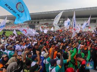 Potret Lautan Buruh Berpesta di Stadion Madya Usai Demo di Patung Kuda