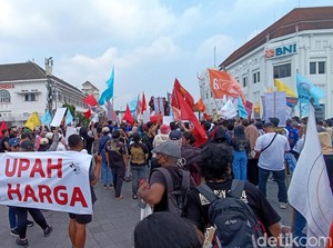 Massa Buruh di Yogyakarta Tuntut Upah Layak Rp 5 Juta Per Bulan