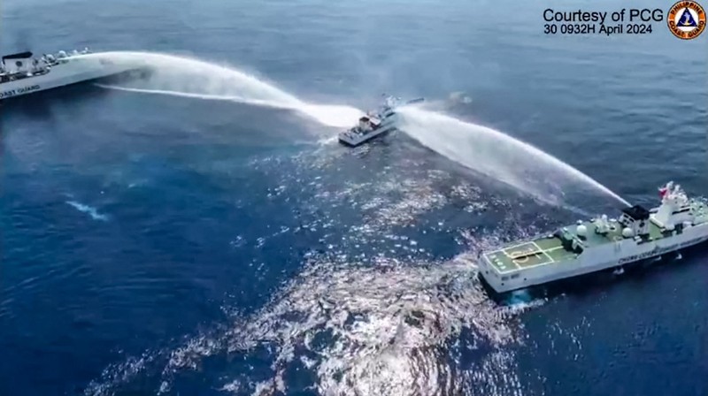 Dua kapal penjaga pantai China menyemprotkan meriam air ke kapal Filipina pada Selasa (30/4). (Philippine Coast Guard via AP) Dua kapal penjaga pantai China menyemprotkan meriam air ke kapal Filipina pada Selasa (30/4). (Philippine Coast Guard via AP)
