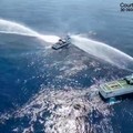Dua kapal penjaga pantai China menyemprotkan meriam air ke kapal Filipina pada Selasa (30/4). (AFP/HANDOUT)