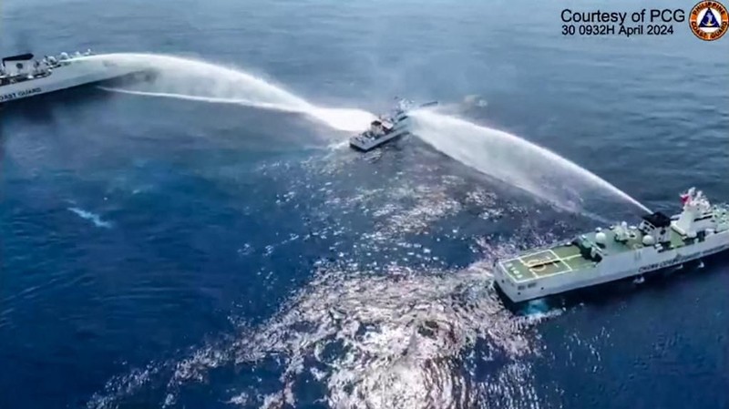 Dua kapal penjaga pantai China menyemprotkan meriam air ke kapal Filipina pada Selasa (30/4). (Philippine Coast Guard via AP)