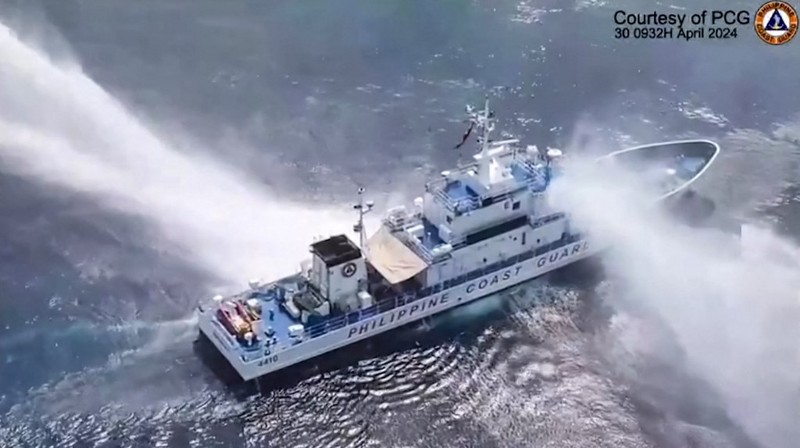 Dua kapal penjaga pantai China menyemprotkan meriam air ke kapal Filipina pada Selasa (30/4). (Philippine Coast Guard via AP) Dua kapal penjaga pantai China menyemprotkan meriam air ke kapal Filipina pada Selasa (30/4). (Philippine Coast Guard via AP)