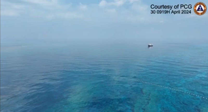 Dua kapal penjaga pantai China menyemprotkan meriam air ke kapal Filipina pada Selasa (30/4). (Philippine Coast Guard via AP) Dua kapal penjaga pantai China menyemprotkan meriam air ke kapal Filipina pada Selasa (30/4). (Philippine Coast Guard via AP)
