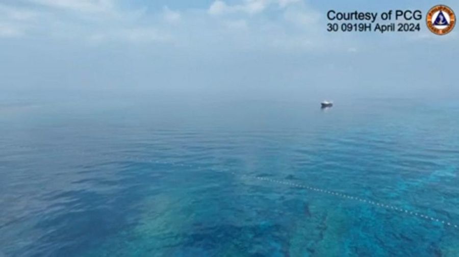 Dua kapal penjaga pantai China menyemprotkan meriam air ke kapal Filipina pada Selasa (30/4). (Philippine Coast Guard via AP)
