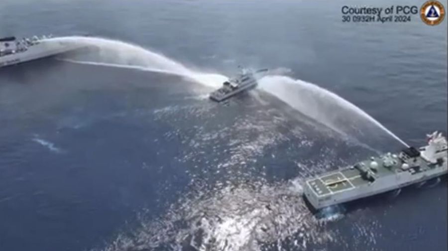 Dua kapal penjaga pantai China menyemprotkan meriam air ke kapal Filipina pada Selasa (30/4). (Philippine Coast Guard via AP)