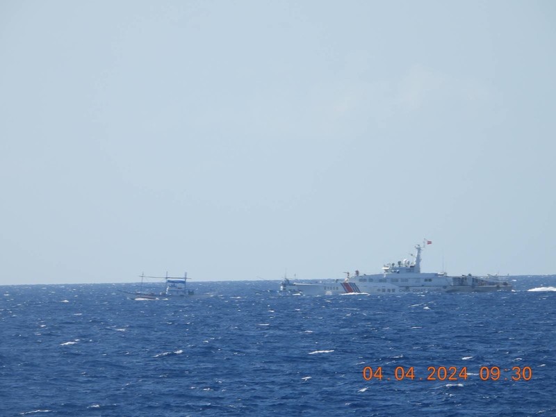 Dua kapal penjaga pantai China menyemprotkan meriam air ke kapal Filipina pada Selasa (30/4). (Philippine Coast Guard via AP) Dua kapal penjaga pantai China menyemprotkan meriam air ke kapal Filipina pada Selasa (30/4). (Philippine Coast Guard via AP)