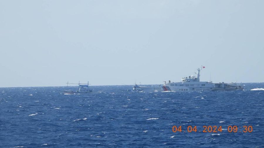 Dua kapal penjaga pantai China menyemprotkan meriam air ke kapal Filipina pada Selasa (30/4). (Philippine Coast Guard via AP)