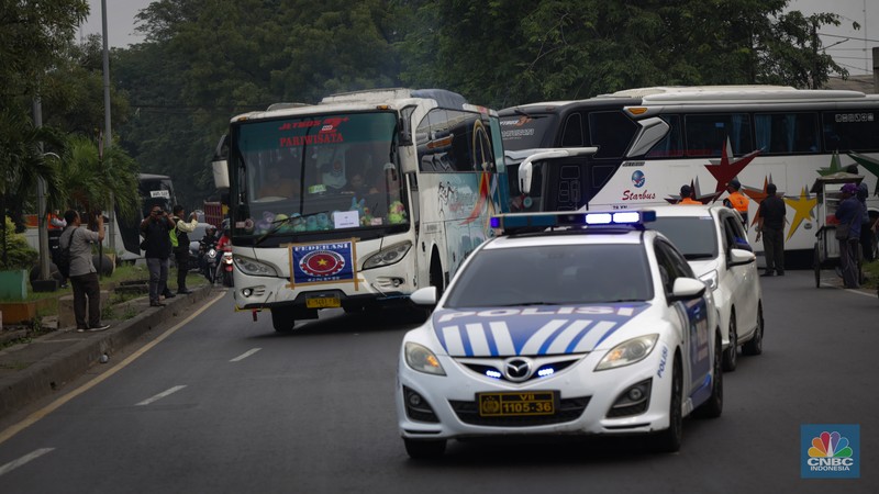 Iring-iringan kendaraan ratusan massa yang tergabung dalam serikat buruh berkumpul di Masjid Baitul Mustafa, Kawasan MM2100, Kabupaten Bekasi untuk mengikuti aksi Hari Buruh pada (1/5/2024). (CNBC Indonesia/Tias Budiarto)