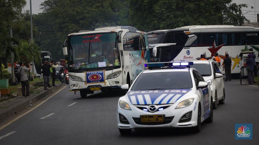 Iring-iringan kendaraan ratusan massa yang tergabung dalam serikat buruh berkumpul di Masjid Baitul Mustafa, Kawasan MM2100, Kabupaten Bekasi untuk mengikuti aksi Hari Buruh pada (1/5/2024). (CNBC Indonesia/Tias Budiarto)