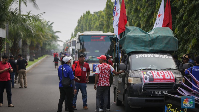 Iring-iringan kendaraan ratusan massa yang tergabung dalam serikat buruh berkumpul di Masjid Baitul Mustafa, Kawasan MM2100, Kabupaten Bekasi untuk mengikuti aksi Hari Buruh pada (1/5/2024). (CNBC Indonesia/Tias Budiarto) Iring-iringan kendaraan ratusan massa yang tergabung dalam serikat buruh berkumpul di Masjid Baitul Mustafa, Kawasan MM2100, Kabupaten Bekasi untuk mengikuti aksi Hari Buruh pada (1/5/2024). (CNBC Indonesia/Tias Budiarto)