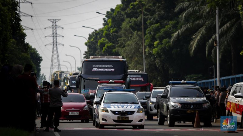 Iring-iringan kendaraan ratusan massa yang tergabung dalam serikat buruh berkumpul di Masjid Baitul Mustafa, Kawasan MM2100, Kabupaten Bekasi untuk mengikuti aksi Hari Buruh pada (1/5/2024). (CNBC Indonesia/Tias Budiarto)