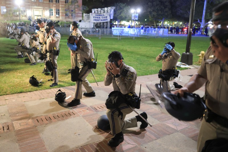 ISRAEL-PALESTINIANS/USA-PROTESTS Counter-protesters clash with protesters in support of Palestinians in Gaza at an encampment on the campus of the University of California, Los Angeles (UCLA), amid the ongoing conflict between Israel and the Palestinian Islamist group Hamas, in Los Angeles, California, U.S., May 1, 2024. REUTERS/David Swanson