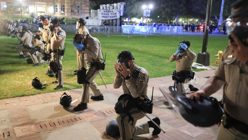 Counter-protesters clash with protesters in support of Palestinians in Gaza at an encampment on the campus of the University of California, Los Angeles (UCLA), amid the ongoing conflict between Israel and the Palestinian Islamist group Hamas, in Los Angeles, California, U.S., May 1, 2024. REUTERS/David Swanson