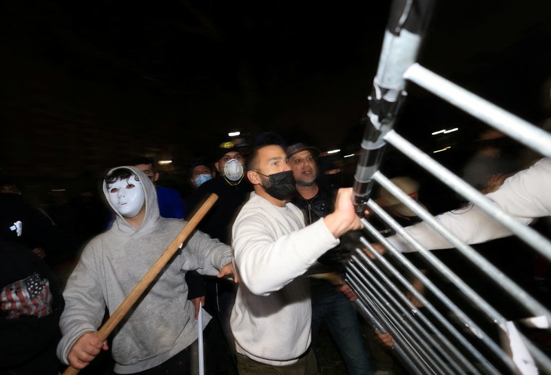 ISRAEL-PALESTINIANS/USA-PROTESTS Counter-protesters clash with protesters in support of Palestinians in Gaza at an encampment on the campus of the University of California, Los Angeles (UCLA), amid the ongoing conflict between Israel and the Palestinian Islamist group Hamas, in Los Angeles, California, U.S., May 1, 2024. REUTERS/David Swanson