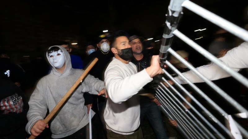 Counter-protesters clash with protesters in support of Palestinians in Gaza at an encampment on the campus of the University of California, Los Angeles (UCLA), amid the ongoing conflict between Israel and the Palestinian Islamist group Hamas, in Los Angeles, California, U.S., May 1, 2024. REUTERS/David Swanson
