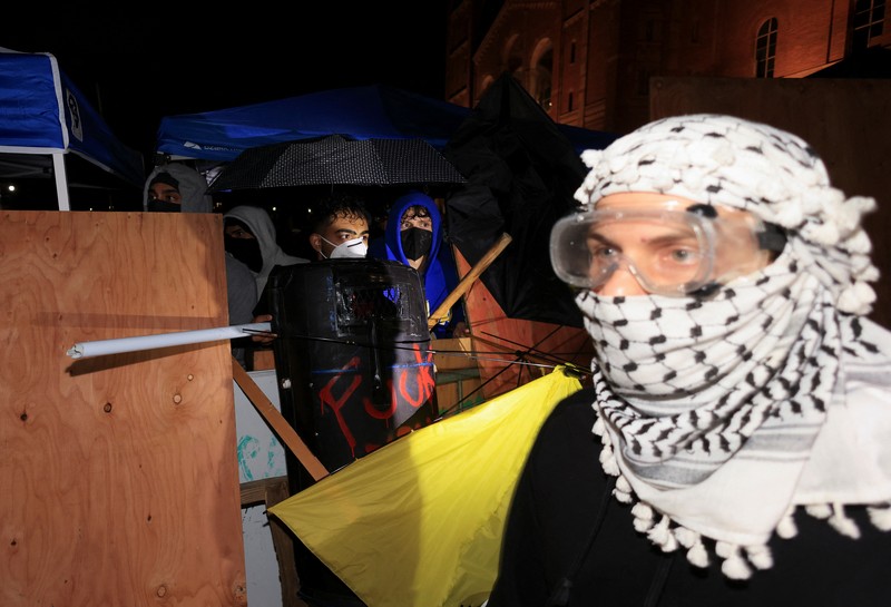 ISRAEL-PALESTINIANS/USA-PROTESTS Counter-protesters clash with protesters in support of Palestinians in Gaza at an encampment on the campus of the University of California, Los Angeles (UCLA), amid the ongoing conflict between Israel and the Palestinian Islamist group Hamas, in Los Angeles, California, U.S., May 1, 2024. REUTERS/David Swanson