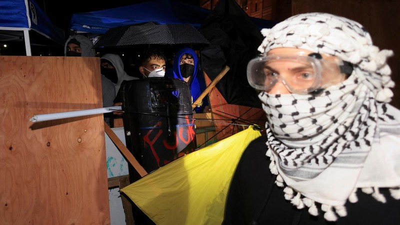 Counter-protesters clash with protesters in support of Palestinians in Gaza at an encampment on the campus of the University of California, Los Angeles (UCLA), amid the ongoing conflict between Israel and the Palestinian Islamist group Hamas, in Los Angeles, California, U.S., May 1, 2024. REUTERS/David Swanson