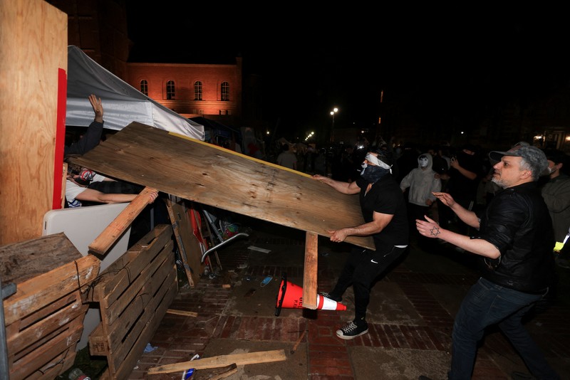 ISRAEL-PALESTINIANS/USA-PROTESTS Counter-protesters clash with protesters in support of Palestinians in Gaza at an encampment on the campus of the University of California, Los Angeles (UCLA), amid the ongoing conflict between Israel and the Palestinian Islamist group Hamas, in Los Angeles, California, U.S., May 1, 2024. REUTERS/David Swanson
