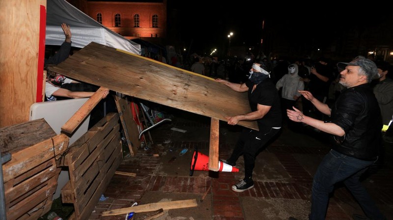Counter-protesters clash with protesters in support of Palestinians in Gaza at an encampment on the campus of the University of California, Los Angeles (UCLA), amid the ongoing conflict between Israel and the Palestinian Islamist group Hamas, in Los Angeles, California, U.S., May 1, 2024. REUTERS/David Swanson