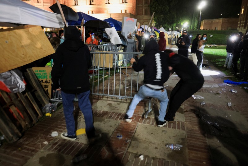 ISRAEL-PALESTINIANS/USA-PROTESTS Counter-protesters clash with protesters in support of Palestinians in Gaza at an encampment on the campus of the University of California, Los Angeles (UCLA), amid the ongoing conflict between Israel and the Palestinian Islamist group Hamas, in Los Angeles, California, U.S., May 1, 2024. REUTERS/David Swanson
