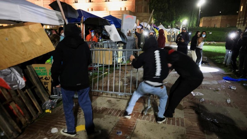Counter-protesters clash with protesters in support of Palestinians in Gaza at an encampment on the campus of the University of California, Los Angeles (UCLA), amid the ongoing conflict between Israel and the Palestinian Islamist group Hamas, in Los Angeles, California, U.S., May 1, 2024. REUTERS/David Swanson