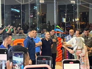 Jokowi Diserbu Warga Saat ke Epicentrum Mall Mataram Bareng 3 Menteri
