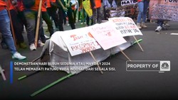 Keranda Jenazah & Kostum Hantu Warnai Demo Hari Buruh di Patung Kuda