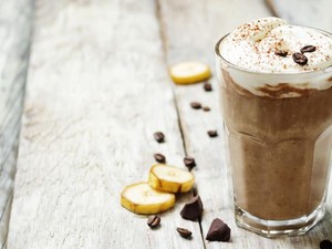 Viral di TikTok Tren Minum Kopi Pisang, Benarkah Menyehatkan?