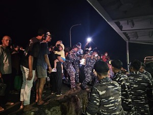KRI Kakap Evakuasi 123 Warga Pulau Tagulandang Terdampak Erupsi Gunung Ruang
